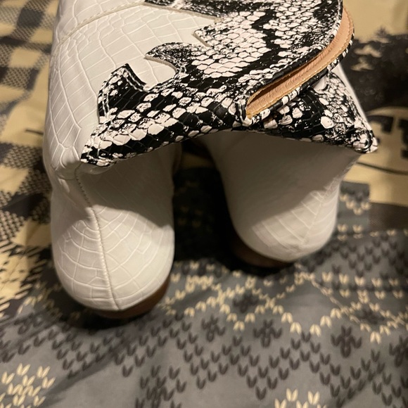 A rider girl snake print boot. Size 8 - Picture 3 of 3